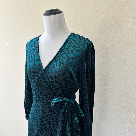 Calvin Klein Animal Print Velvet Burnt Out Emerald Green Wrap Dress Size 6 NWT - Picture 4 of 13